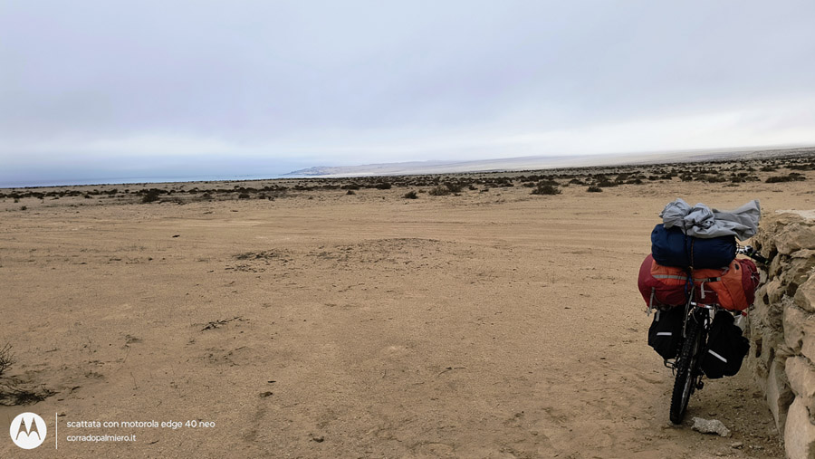 Il muretto nel deserto accanto alla bicicletta
