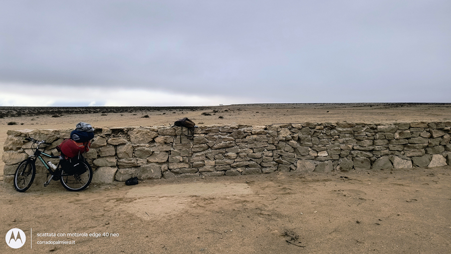 Il muretto nel deserto durante la Tappa 22