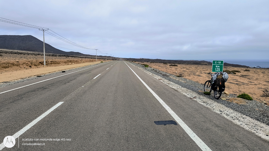 La strada nel deserto La strada e la bicicletta durante la Tappa 23