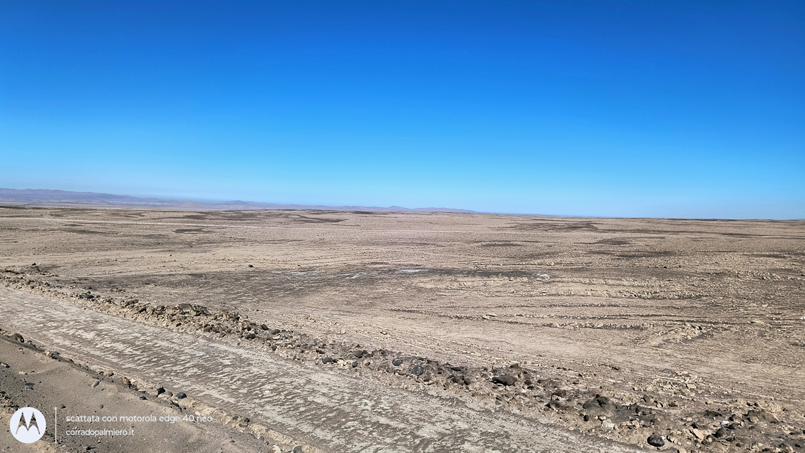 La strada attraverso il deserto di Atacama