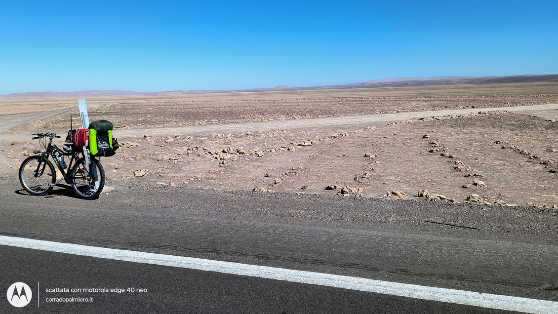 La strada nel deserto verso Huara