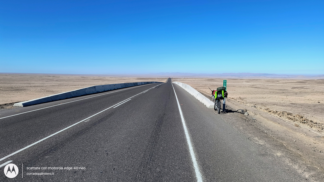 La bicicletta lungo la strada nel deserto