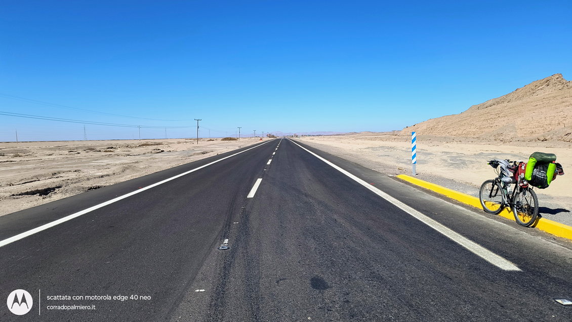 La bicicletta lungo la strada nel deserto La bicicletta lungo la strada nel deserto