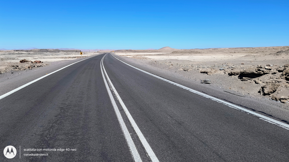 La strada attraverso il deserto di Atacama La strada attraverso il deserto di Atacama