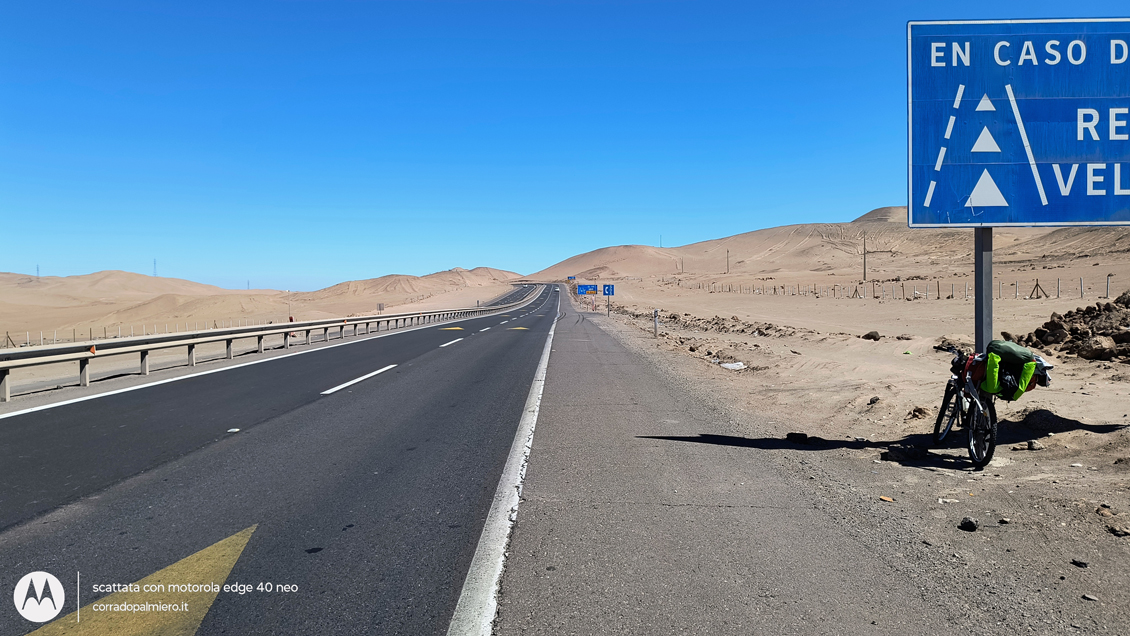La bicicletta lungo la strada verso Iquique