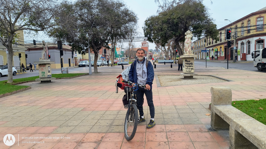 Corrado con la bicicletta nel centro di La Serena