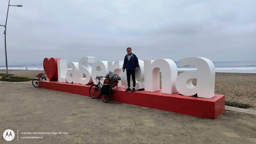 Cartello I love La Serena sulla spiaggia