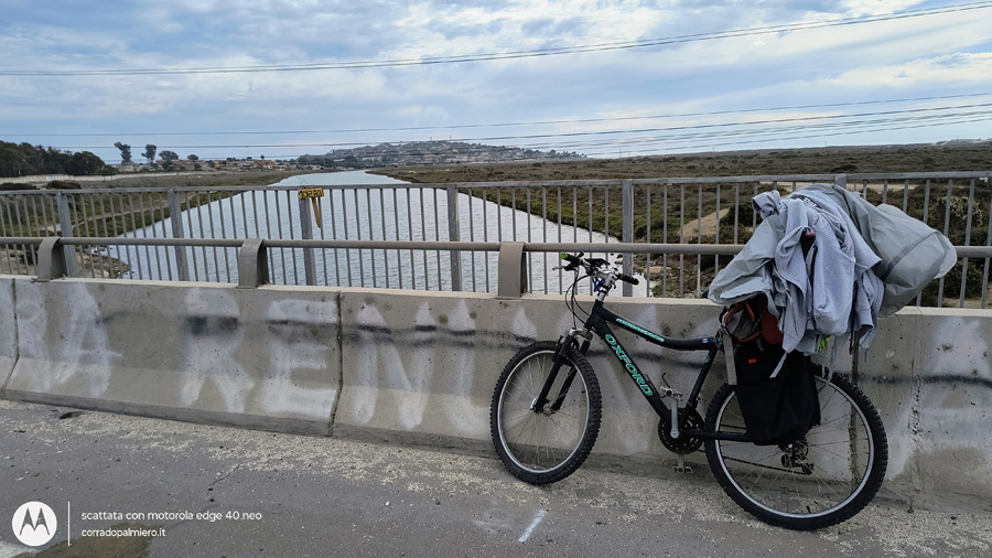 Bicicletta carica sul ponte lungo il percorso