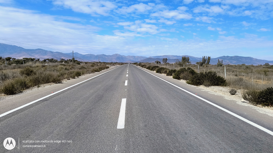 Strada tra il paesaggio desertico e le montagne
