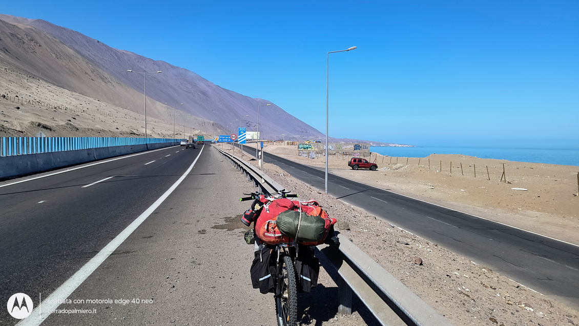 La bicicletta lungo la Ruta 1 a sud di Iquique