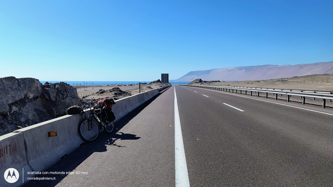 Montagne del deserto e costa del Pacifico