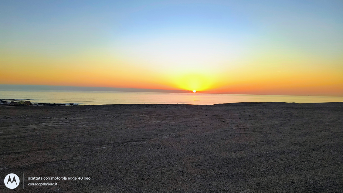Tramonto sul Pacifico lungo la costa del deserto