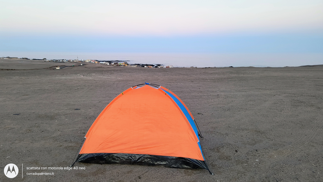 La tenda nel deserto sulla costa del Pacifico