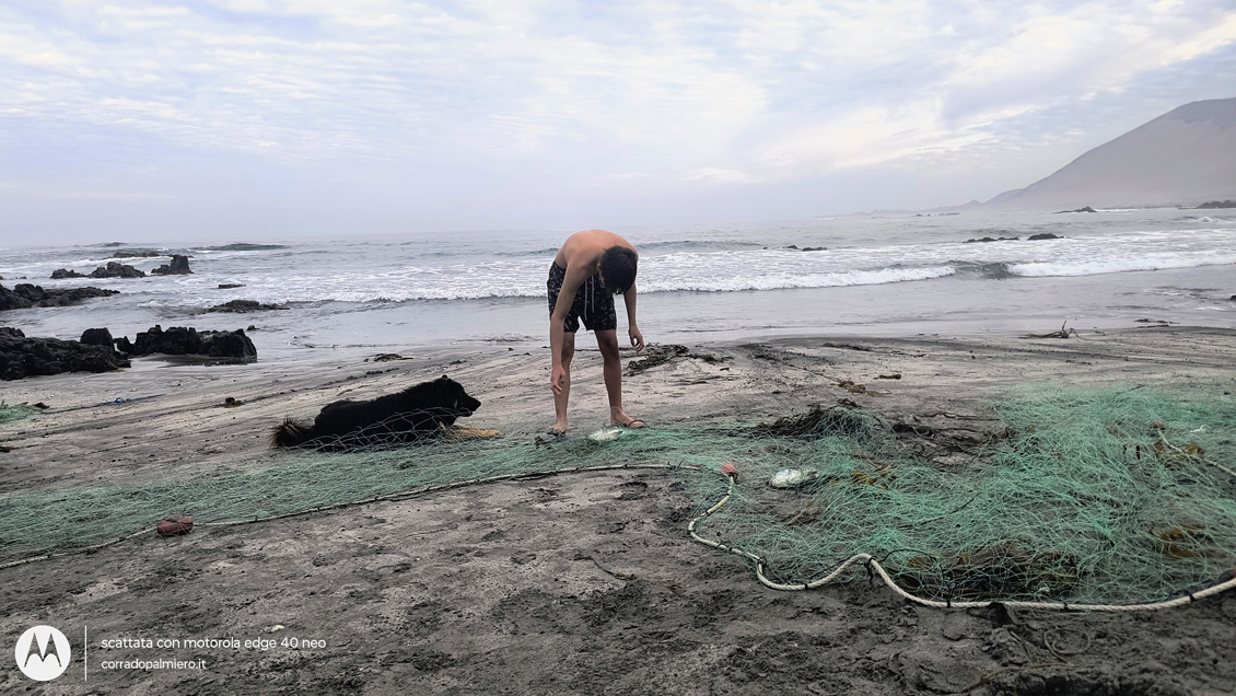 Reti da pesca sulla spiaggia della costa desertica Reti da pesca sulla spiaggia della costa desertica
