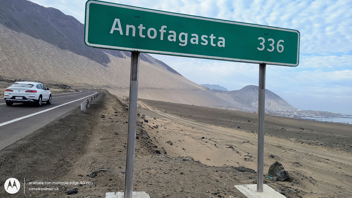 Cartello stradale Antofagasta 336 lungo la Ruta 1 Cartello stradale Antofagasta 336 lungo la Ruta 1