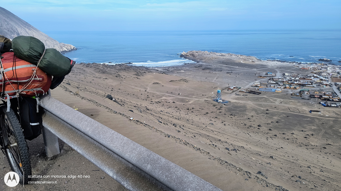 La bicicletta sulla Ruta 1 con il Pacifico sullo sfondo La bicicletta sulla Ruta 1 con il Pacifico sullo sfondo