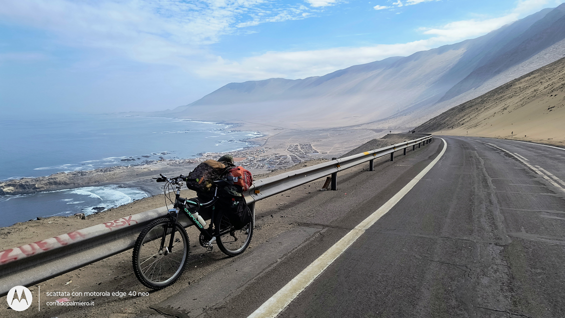 La bicicletta carica lungo la strada costiera La bicicletta carica lungo la strada costiera