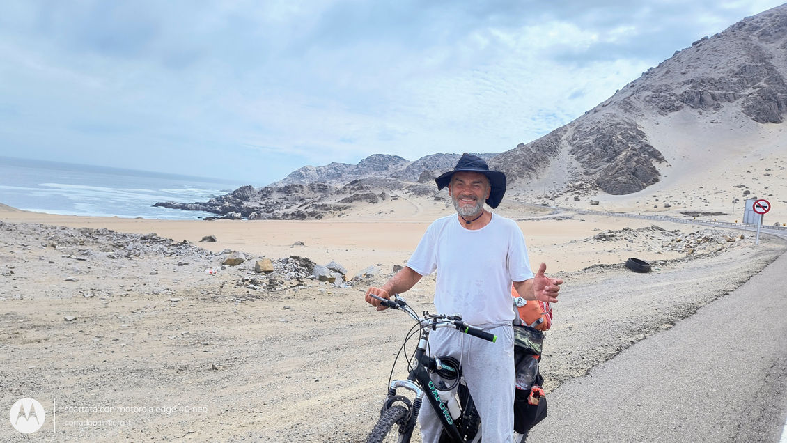 La bicicletta e il paesaggio desertico della costa La bicicletta e il paesaggio desertico della costa