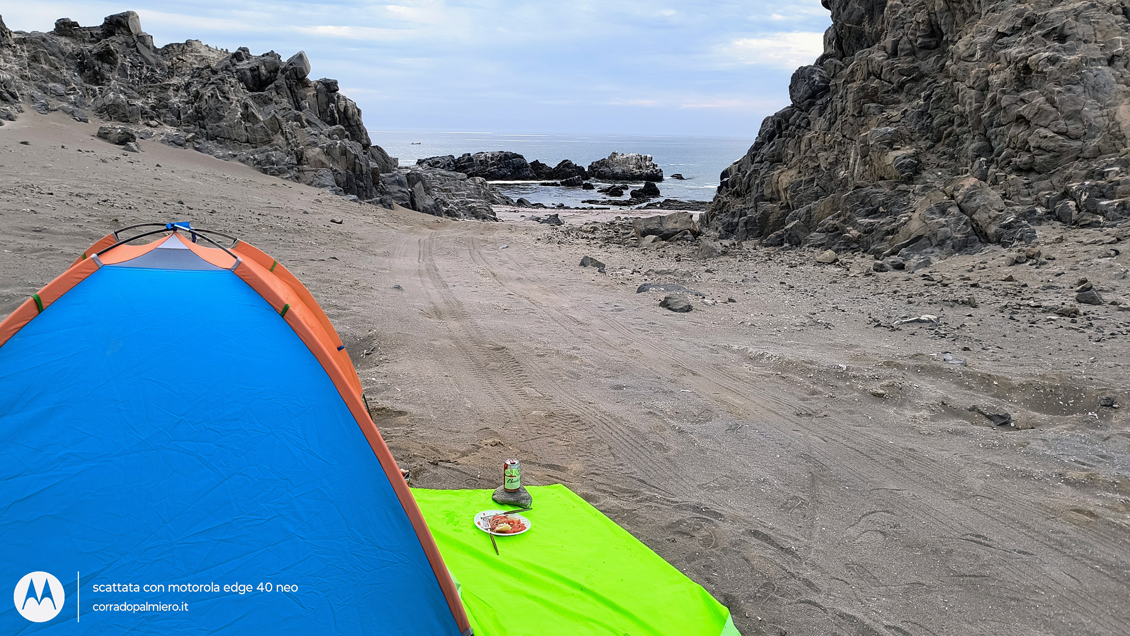 La tenda sulla costa rocciosa del Pacifico La tenda sulla costa rocciosa del Pacifico