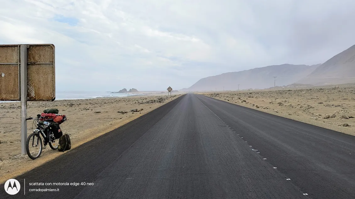 La Ruta 1 lungo la costa del Pacifico a sud di Iquique La Ruta 1 lungo la costa del Pacifico a sud di Iquique
