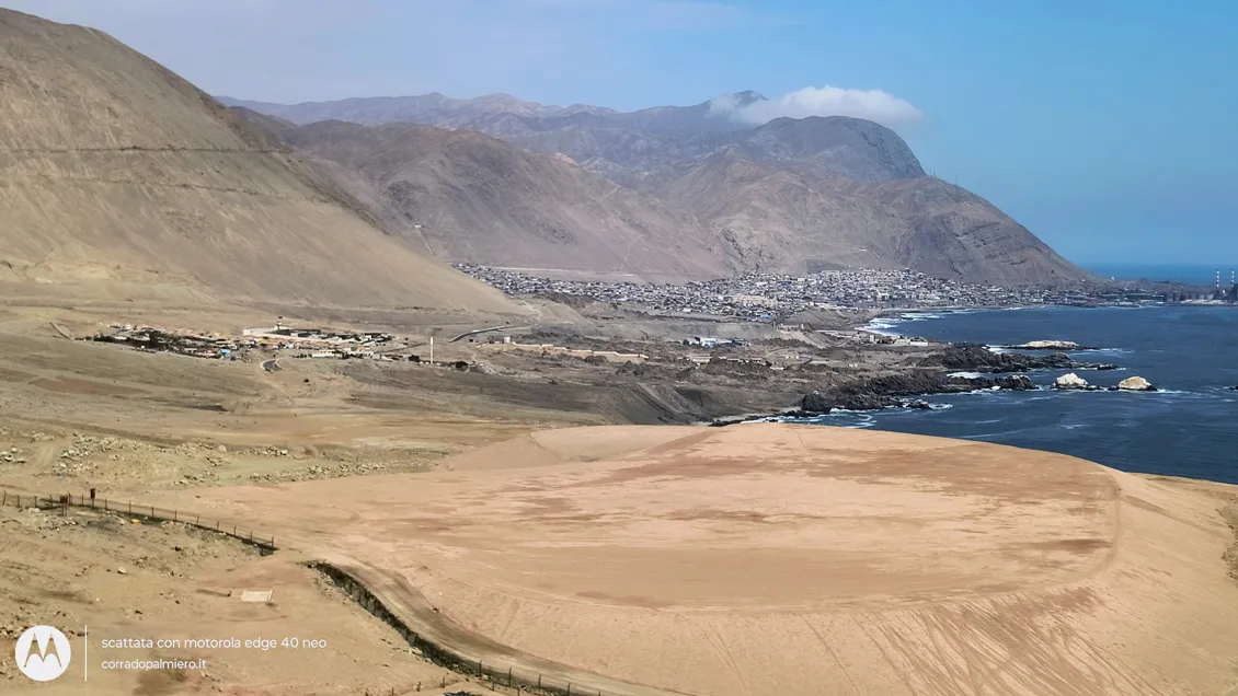La costa e le strade del deserto viste dall'alto