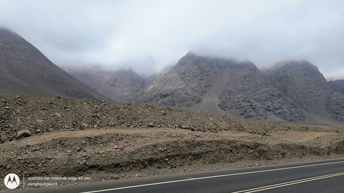 Le montagne desertiche lungo la Ruta 1