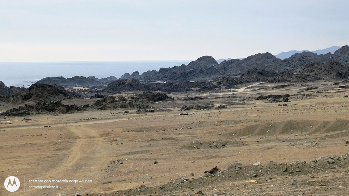 La costa del Pacifico tra rocce e deserto