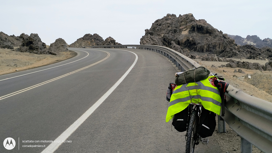 La bicicletta lungo la Ruta 1 nel deserto costiero