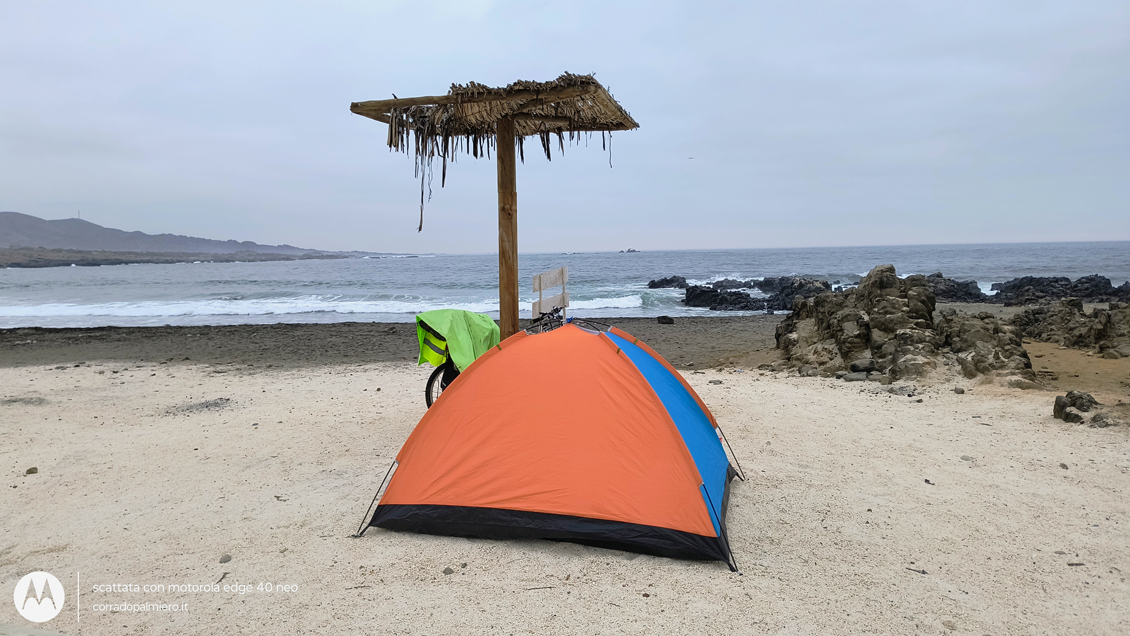 Il bivacco sulla spiaggia lungo la costa del Pacifico