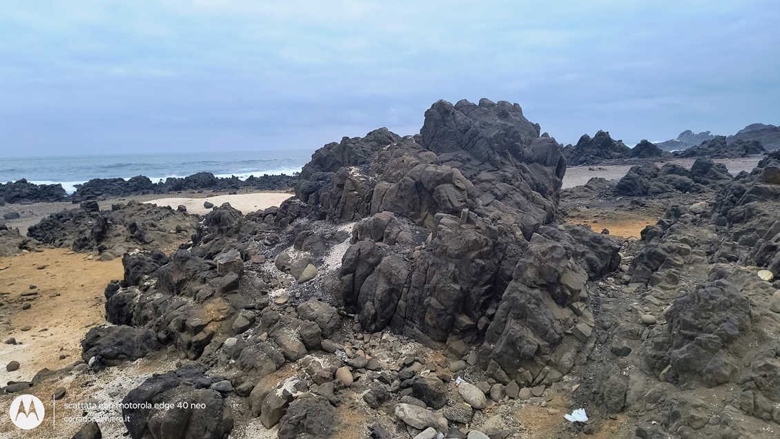 Rocce vulcaniche sulla costa del Pacifico all'inizio della Tappa 14