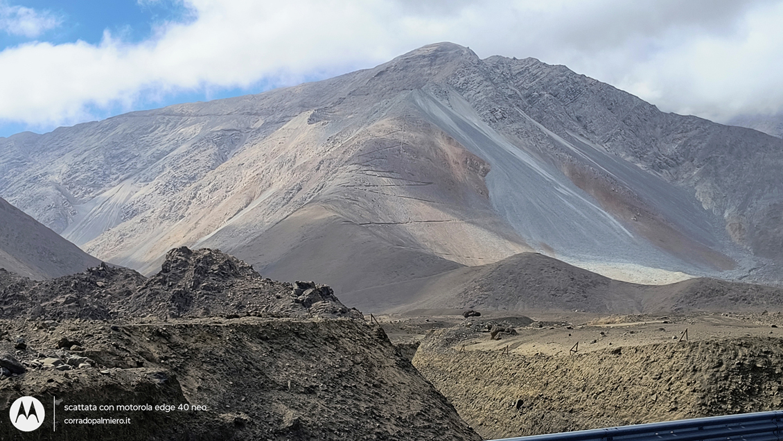 Montagne aride del deserto di Atacama lungo la Ruta 1