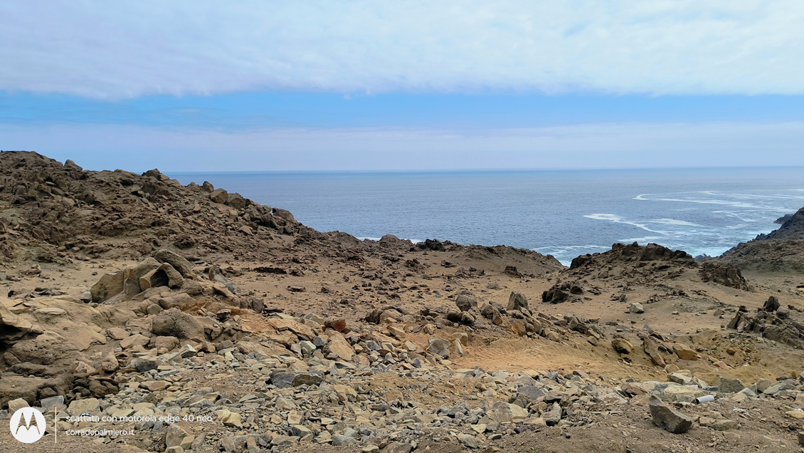 Deserto roccioso e Pacifico lungo la costa del nord del Cile