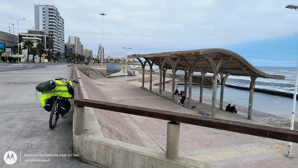 Bicicletta carica sul lungomare di Antofagasta
