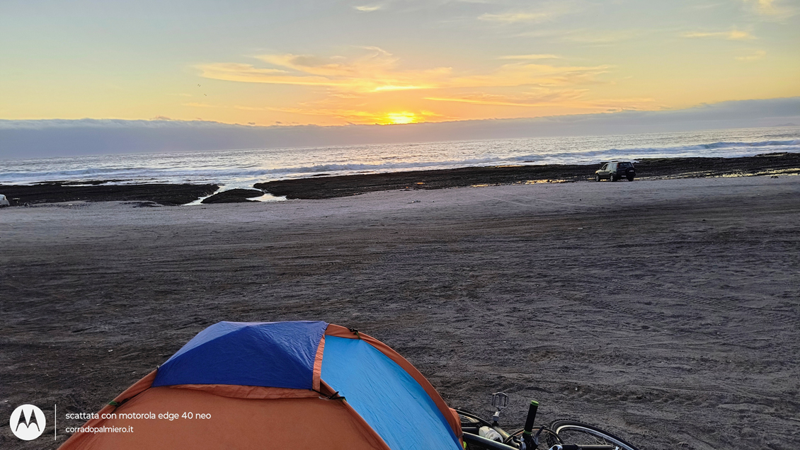 Tramonto sul Pacifico a Playa Llacolén con la tenda