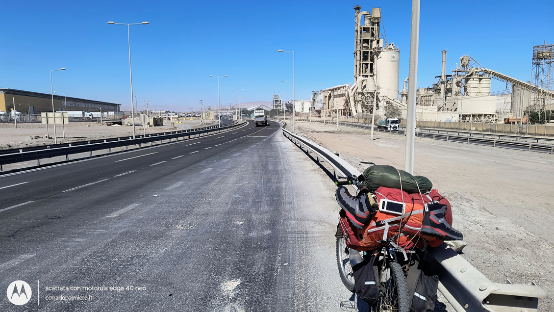 La bicicletta lungo la strada nel deserto durante la Tappa 16