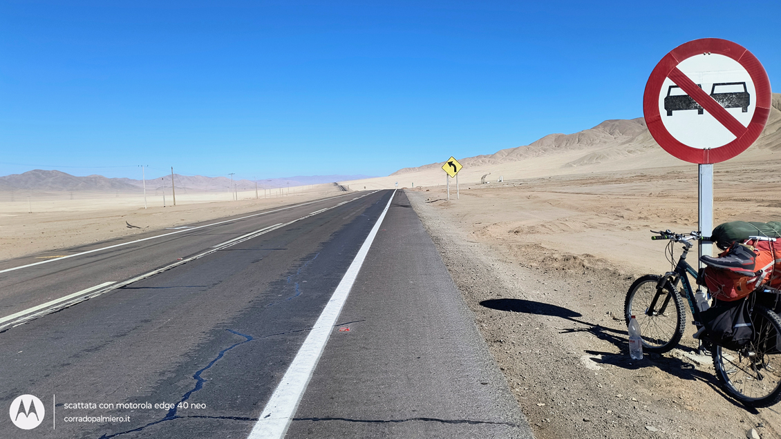 La strada nel deserto attraversata durante il trasferimento verso Chañaral
