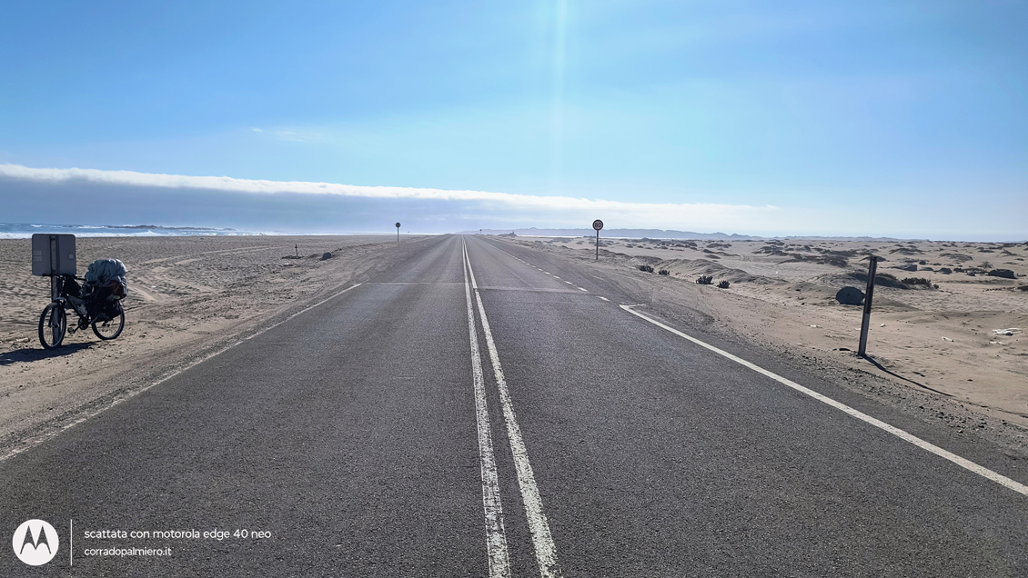La lunga strada nel paesaggio desertico della Tappa 20