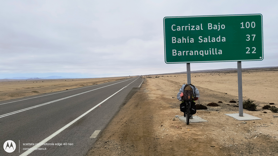 La bicicletta davanti al cartello per Carrizal Bajo, Bahía Salada e Barranquilla