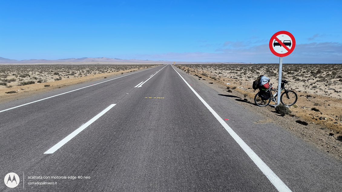 La strada nel paesaggio arido della costa di Atacama