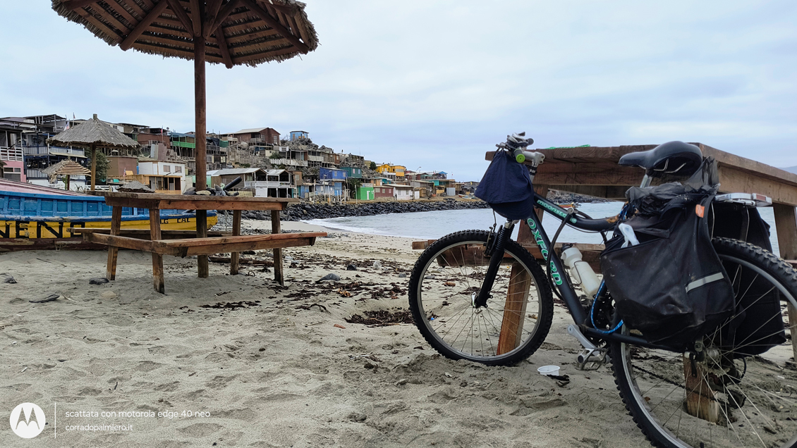 La bicicletta sulla spiaggia di Caleta Barranquilla