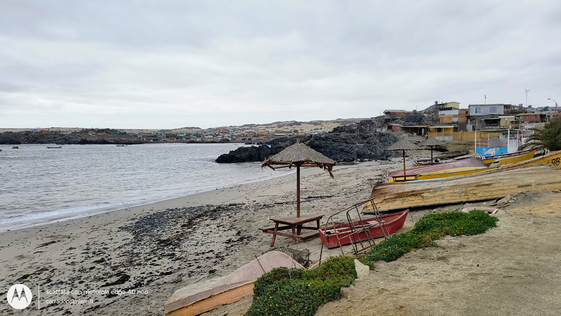 La spiaggia e le barche della caleta