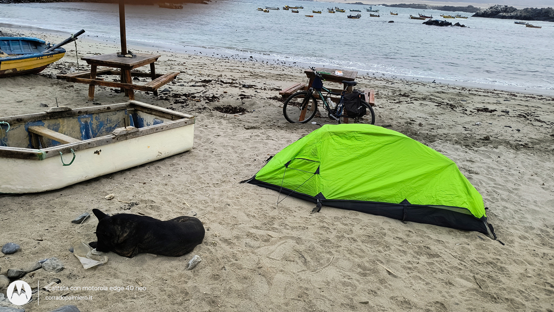 La tenda e la bicicletta sulla spiaggia