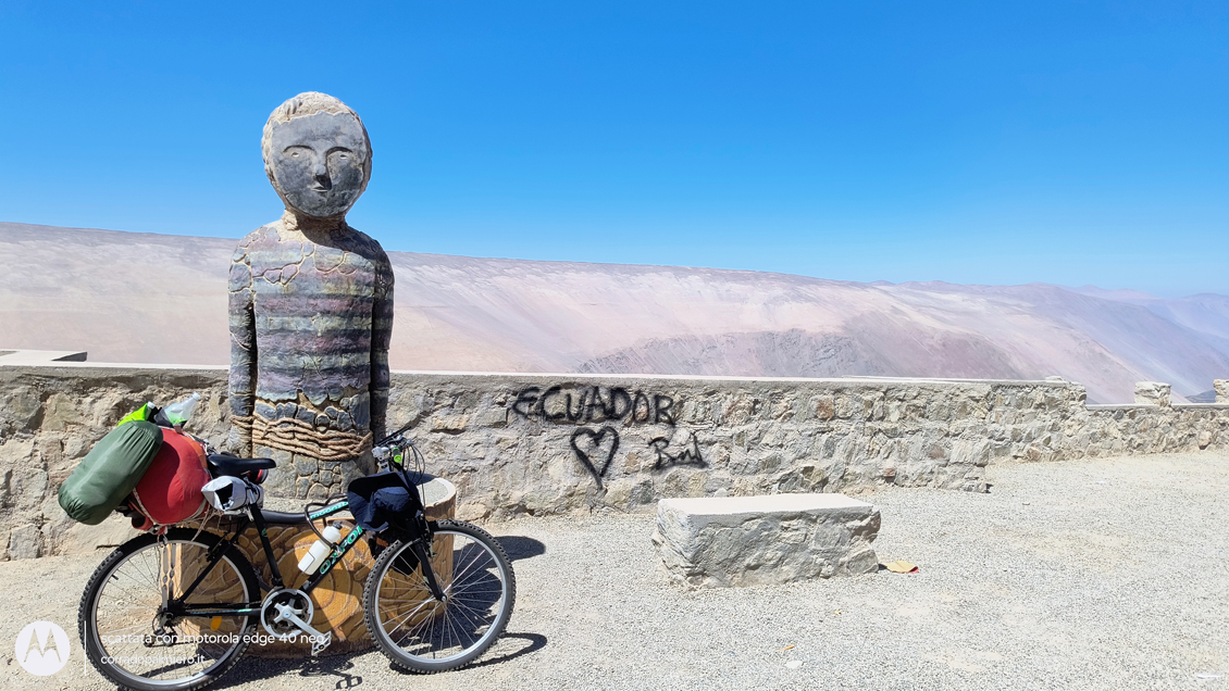 La bicicletta davanti alla scultura nella valle dei Camarones