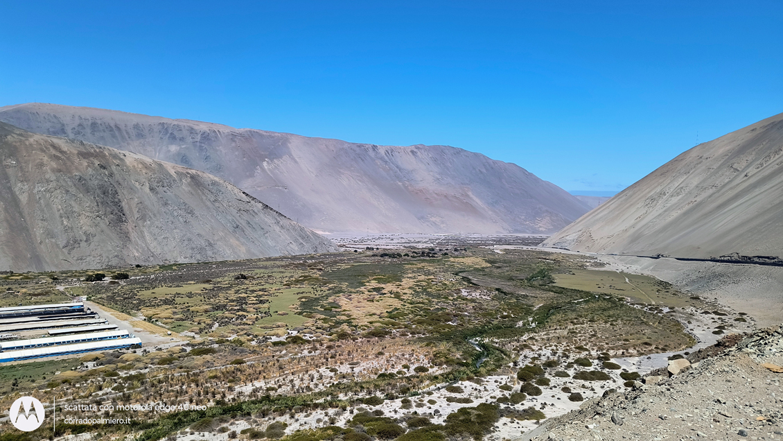 La valle verde dei Camarones tra le montagne del deserto