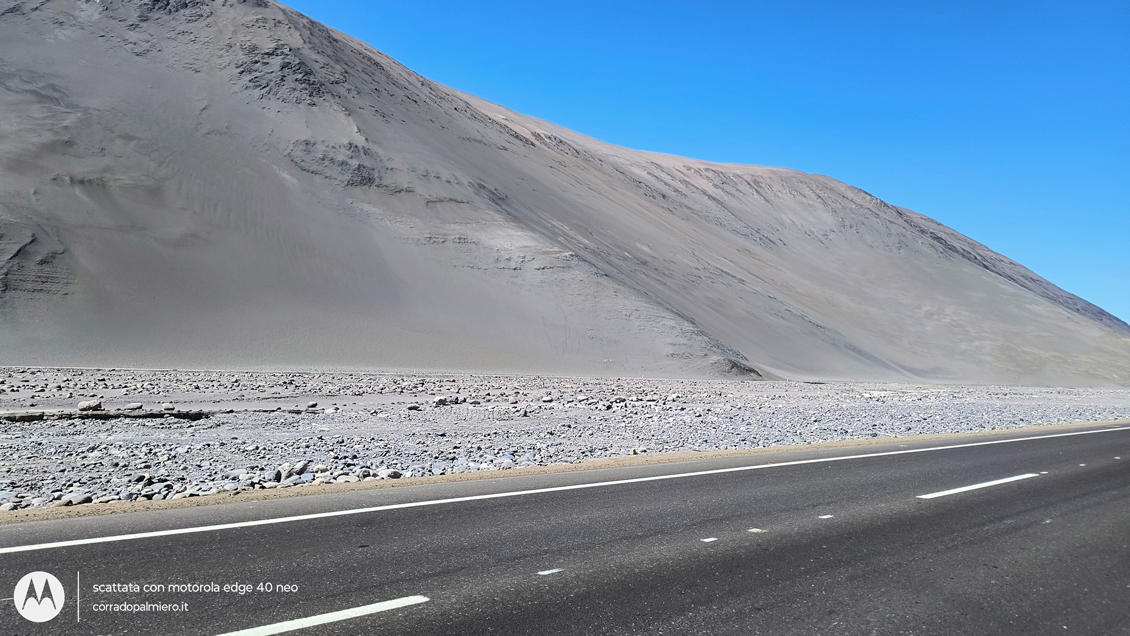 La strada nel deserto di Atacama