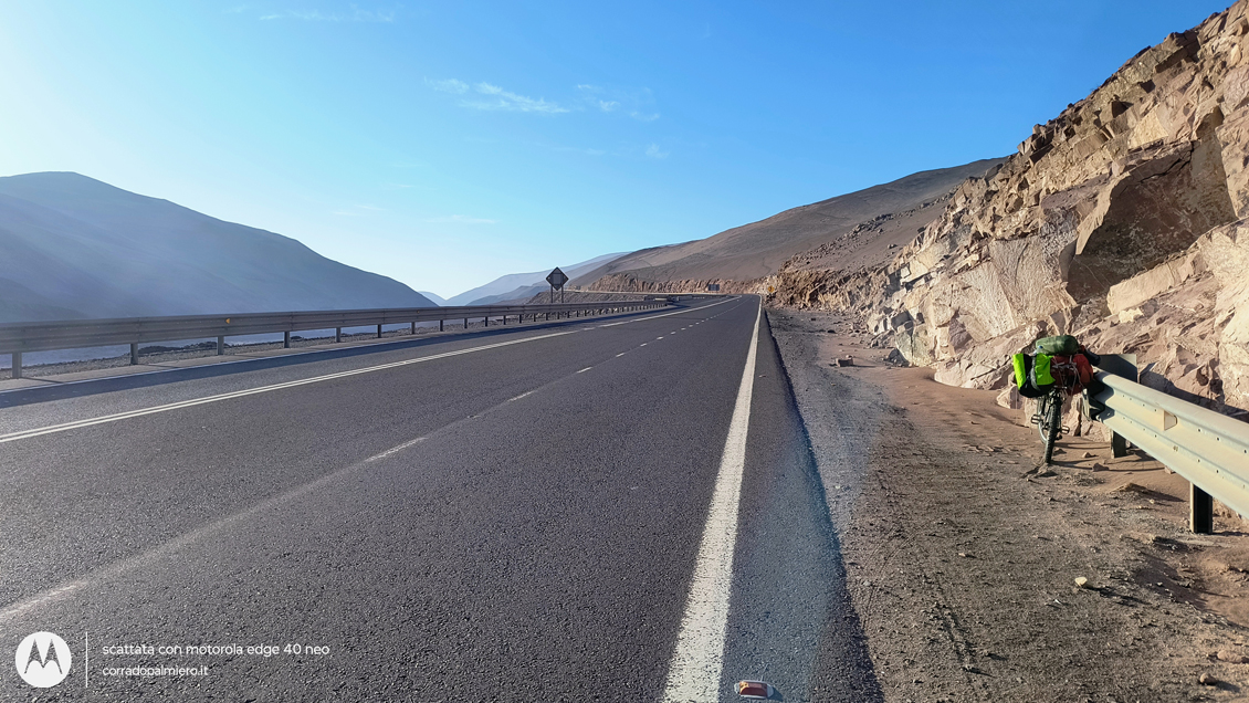 La Ruta 5 attraversa un canyon del deserto di Atacama