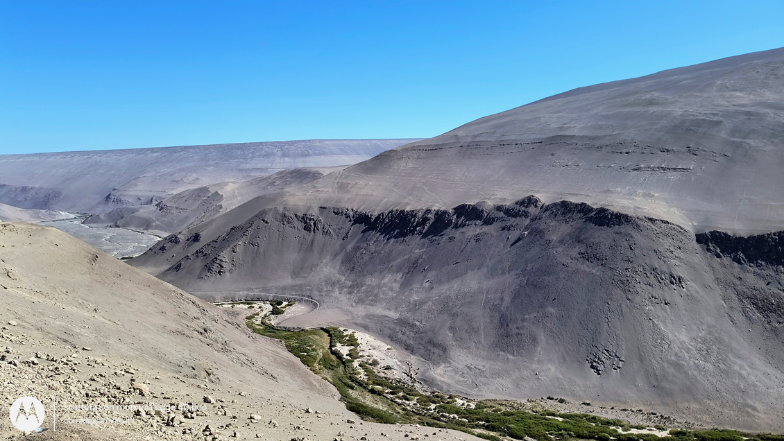Montagne scure e canyon lungo la Ruta del Desierto