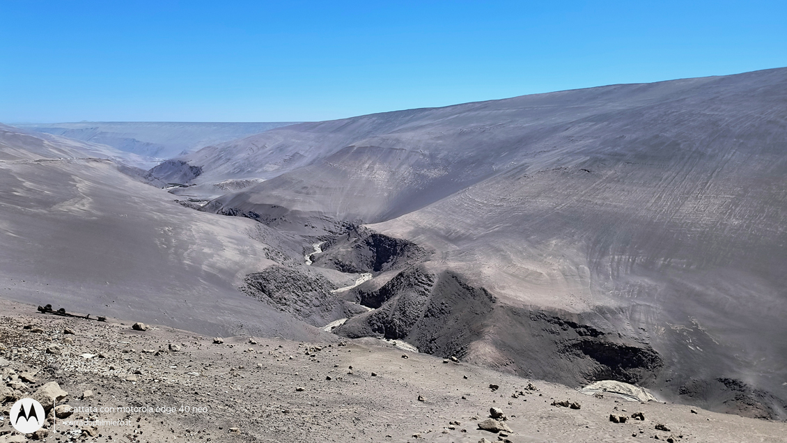 La bicicletta lungo la strada nel deserto di Atacama