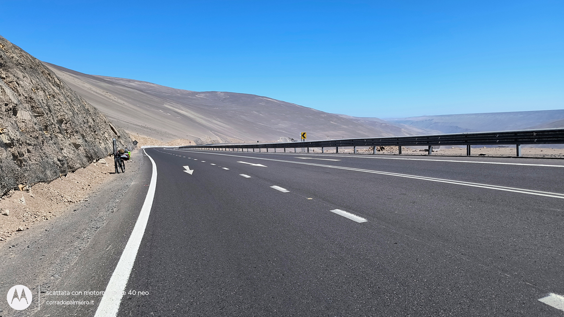 Ampia vallata desertica attraversata dalla Ruta del Desierto
